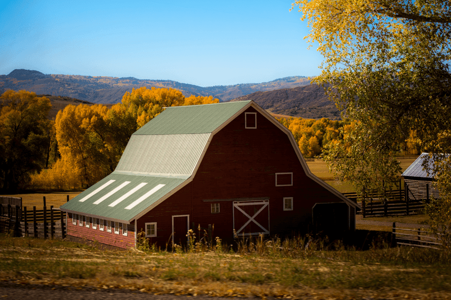 Corral en el paisaje de otoño.